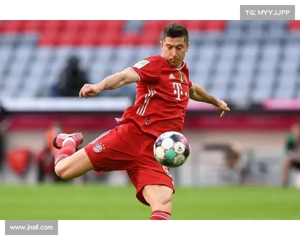 德甲新赛季球衣设计亮点解析：创新元素与传统风格的完美融合