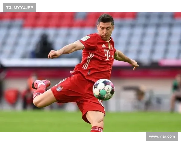 德甲新赛季球衣设计亮点解析:创新元素与传统风格的完美融合 德甲新赛季球衣设计亮点解析:创新元素与传统风格的完美融合